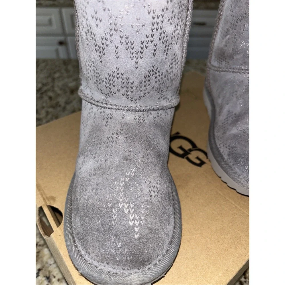 Ugg K Classic II Icelandic‎ Foil Silver, And Gray Boots Size 2  Youth. 3644